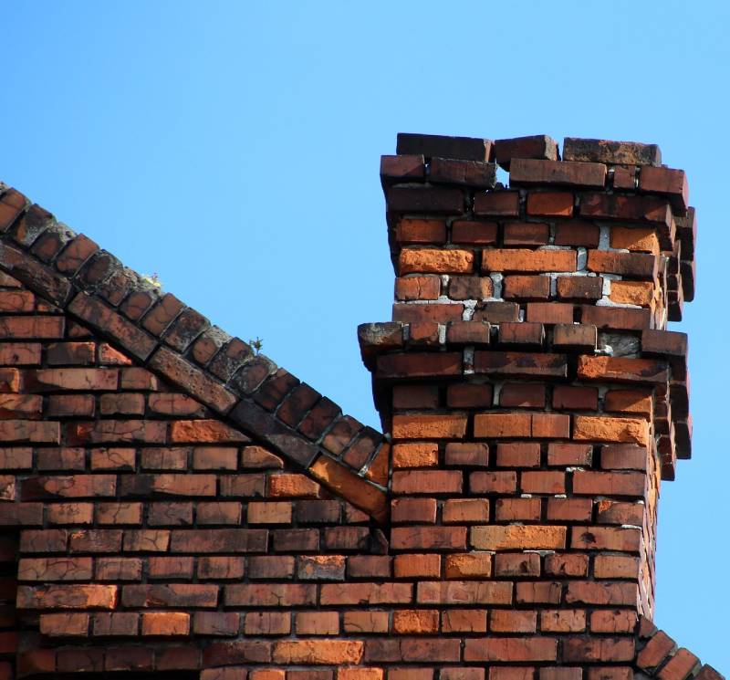 Signs Your Lincolnwood Home Needs a Chimney Inspection Damaged chimney on an Lincolnwood home showing cracks and missing mortar